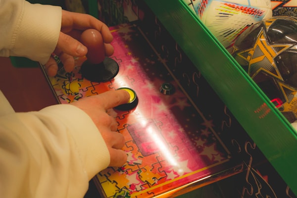 Photo by Benjamin Szabo on Unsplash — representative image for Lamppost Pizza