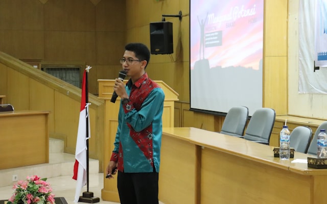 Photo by Herlambang Tinasih Gusti on Unsplash — representative image for Talking is Teaching - Talk, Read, Sing for Preschoolers